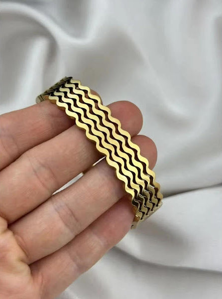 ZARAHÉ Wave Luxe Cuff – Gold Textured Statement Bracelet
