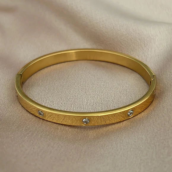 ZARAHÉ Solstice – Diamond Accent Sleek Bangle