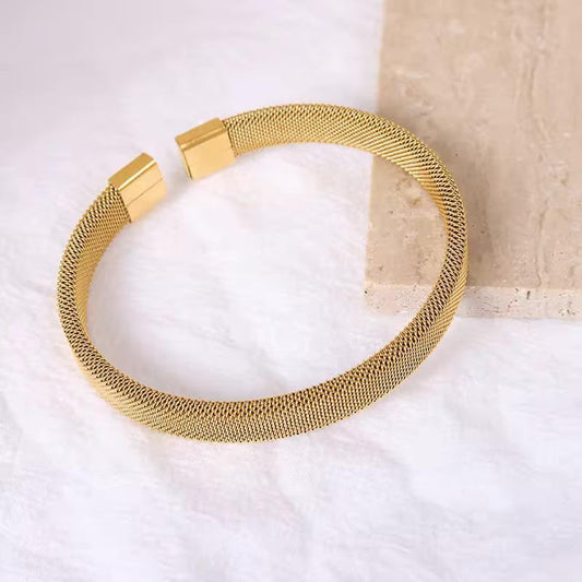 ZARAHÉ Imperial Gold Cuff – Crafted for Distinction