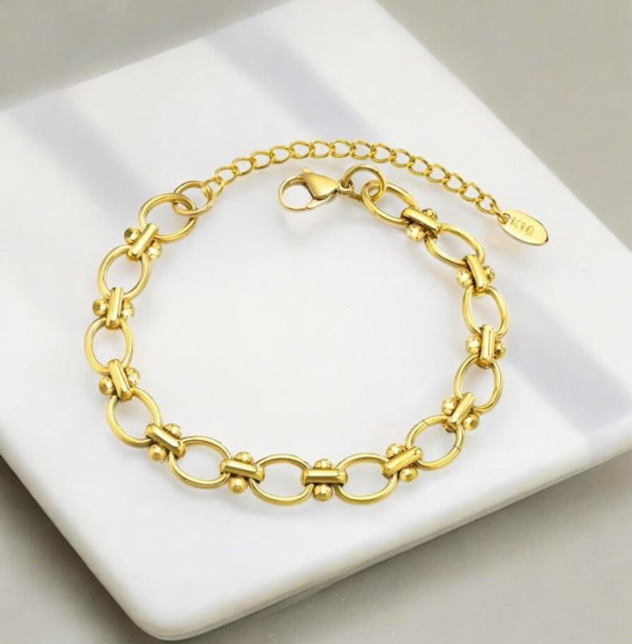 ZARAHÉ Élégance Royale Bracelet – Signature Oval Link Design
