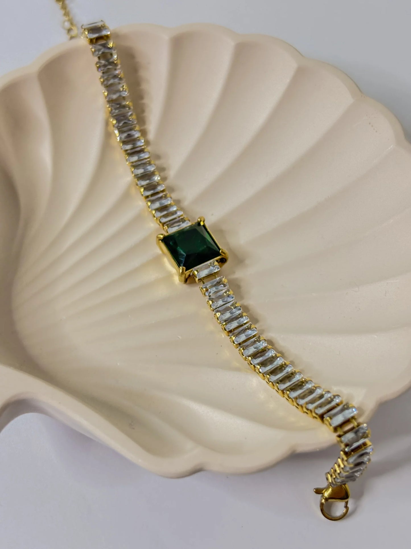 Elegant Dual-Tone Bracelet with Black/Green Centerpiece – Gold & Silver Finish