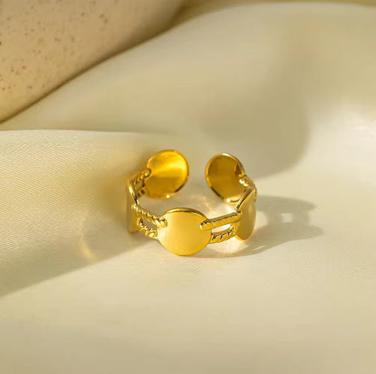 ZARAHÉ: Modern Twist Ring