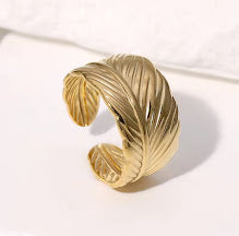 ZARAHÉ Luxe Winged Cuff – Sculpted for Radiance