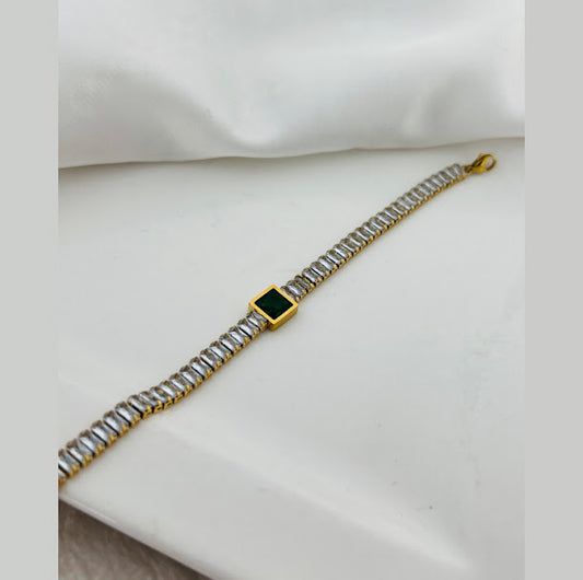 Elegant Dual-Tone Bracelet with Black/Green Centerpiece – Gold & Silver Finish