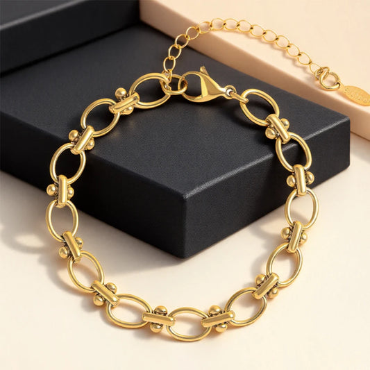 ZARAHÉ Élégance Royale Bracelet – Signature Oval Link Design