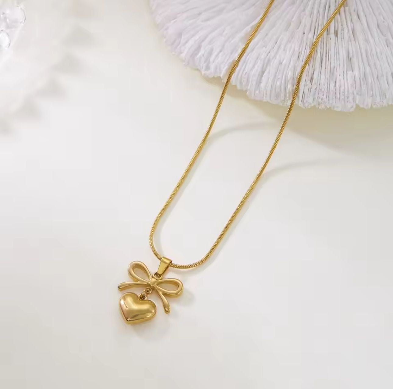 ZARAHÉ Golden Heart Bow Necklace