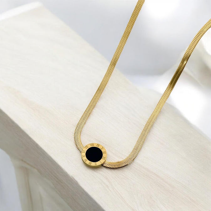 ZARAHÉ Noir Roman Necklace