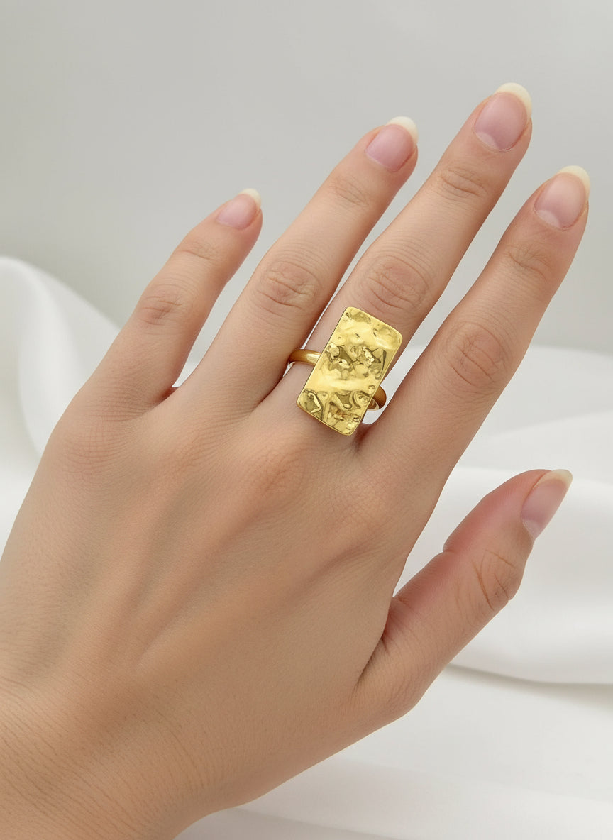ARAHE: Modern Textured Plate Ring