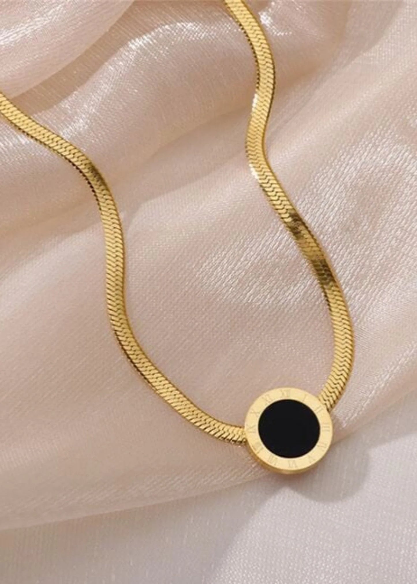 ZARAHÉ Noir Roman Necklace